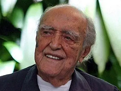 Oscar Niemeyer continua internado