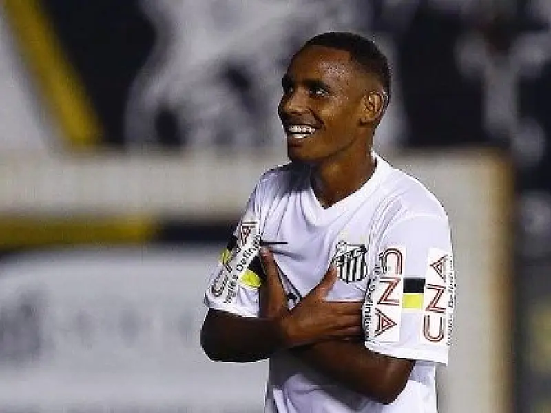 Após 1º gol no profissional, revelação santista renova contrato até 2016