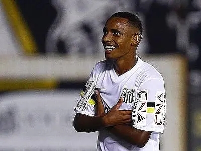 Após 1º gol no profissional, revelação santista renova contrato até 2016