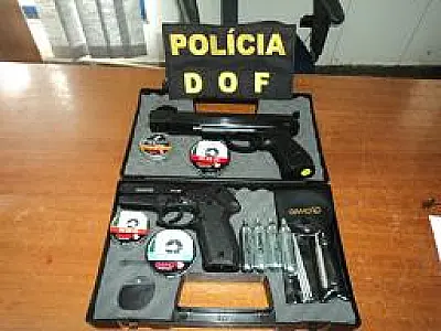 Maleta com réplicas de pistola que seria levada para SP é encontrada em veículo