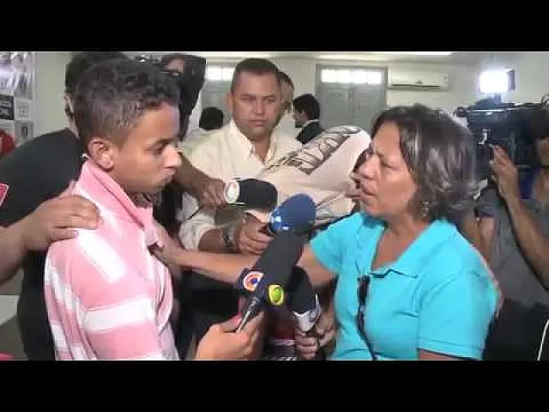 Mãe encontra assassino do filho e veja o que acontece