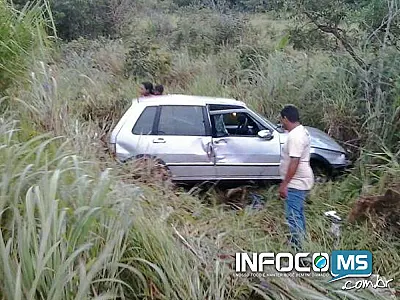 Carro com cinco ocupantes sofre acidente na BR-060