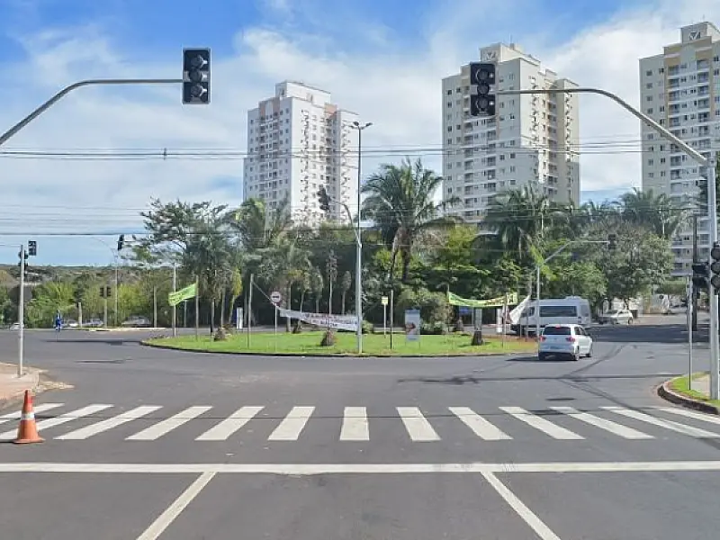 COMEÇA A INSTALAÇÃO DE SEMÁFOROS NA ROTATÓRIA DA RUI BARBOSA/RACHID NEDER
