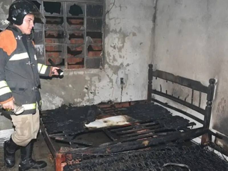 Incêndio destrói parte de residência em Coxim