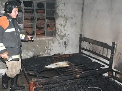 Incêndio destrói parte de residência em Coxim