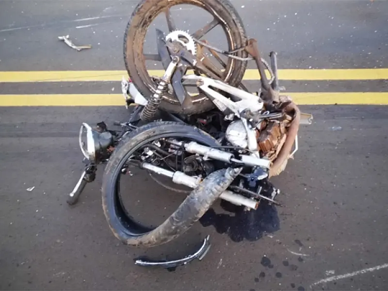 Motociclista morre após bater em carreta e depois em carro em Figueirão