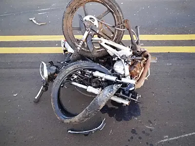 Motociclista morre após bater em carreta e depois em carro em Figueirão