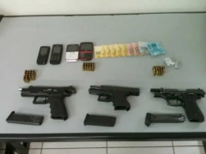 PRF apreende três pistolas e prende quatro pessoas
