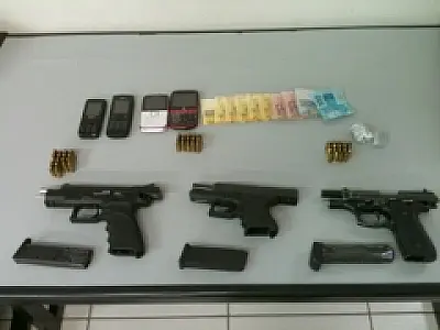 PRF apreende três pistolas e prende quatro pessoas