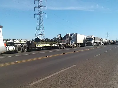 Caminhoneiros de MS fazem 2° dia de interdições em protesto pela alta do diesel