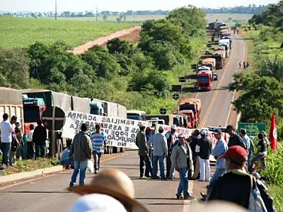 Sem-terra voltam a interditar a rodovia 267 por reforma agrária