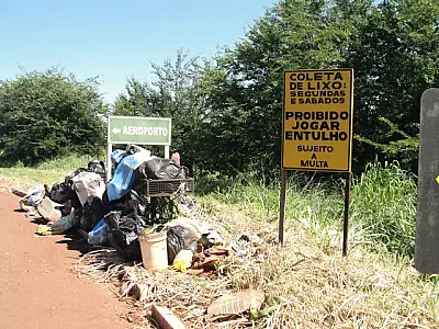 Lixo doméstico acumula em trevo de Dourados