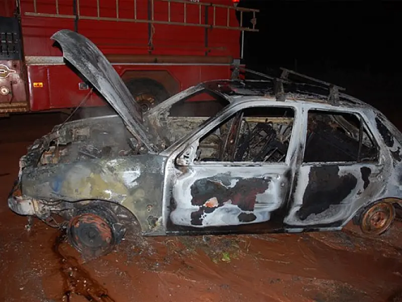 Veículo pega fogo e fica totalmente destruído em Vicentina