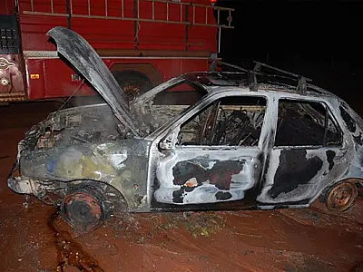 Veículo pega fogo e fica totalmente destruído em Vicentina