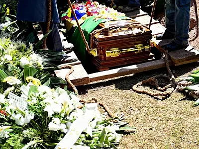Hebe é sepultada com chuva de pétalas e aplausos