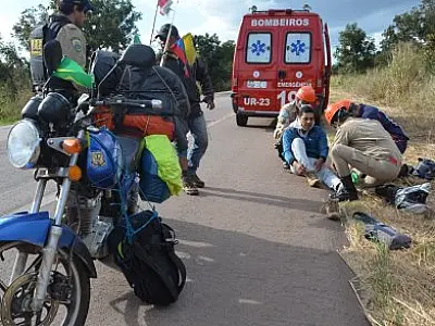 Colombianos ficam feridos em queda de moto em Coxim