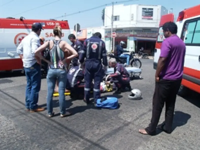 Acidente entre caminhoneta e moto para trânsito temporariamente