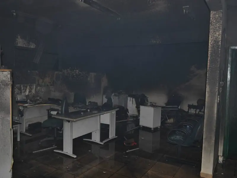 Bandidos incendeiam sede do Detran em Aral Moreira