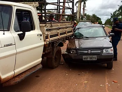 Fiat Uno bate na traseira de F-1000 na cidade de Batayporã