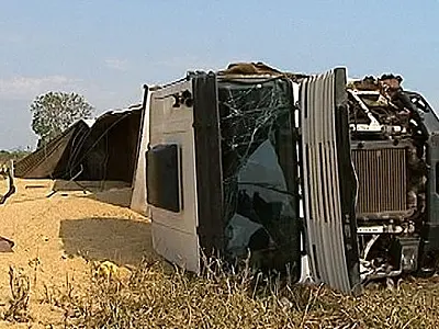 Carreta carregada de soja tomba na BR-163