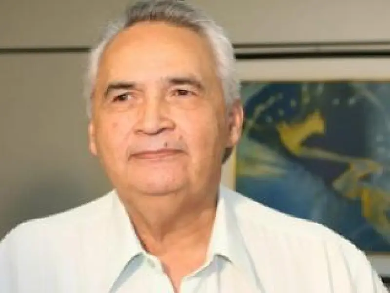 Deputado Londres Machado faz a última sessão de quimioterapia