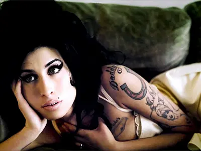 Pai de Amy Winehouse escreverá livro sobre a filha