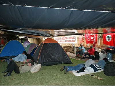 Sem Terra invadem sede o Incra em Dourados
