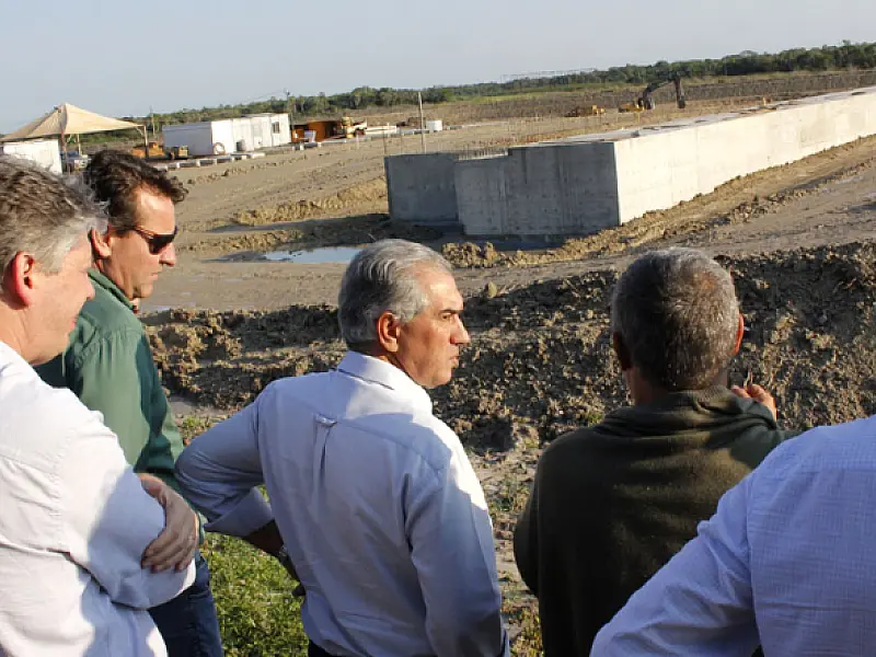Reinaldo Azambuja visita obras de porto e destaca vocação de Porto Murtinho como eixo intermodal