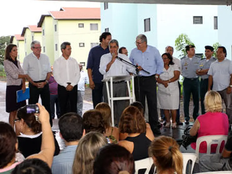 Famílias contempladas recebem chaves de apartamento nesta sexta-feira
