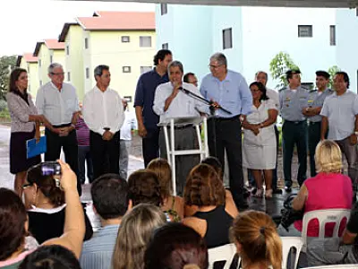 Famílias contempladas recebem chaves de apartamento nesta sexta-feira