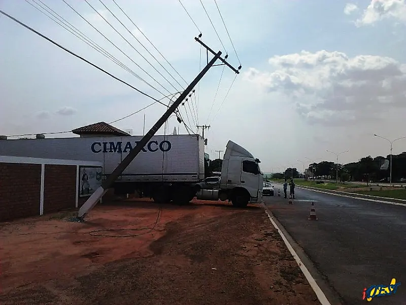 Caminhão derruba poste de energia ao entregar carga