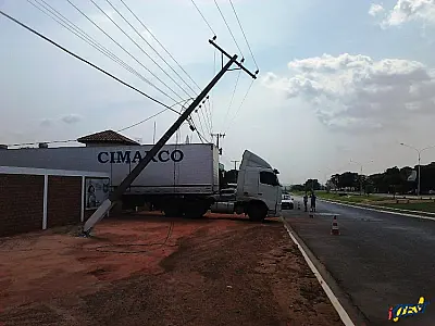 Caminhão derruba poste de energia ao entregar carga