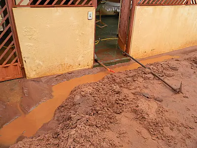 Moradores do Maria Pedrossian registram os estragos causados pela chuva