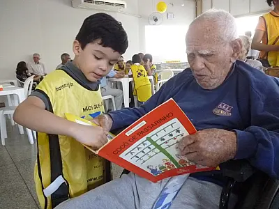 Comemorando de forma diferente, crianças passam a manhã no asilo