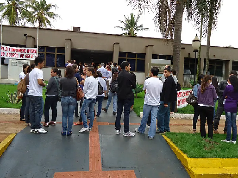Técnicos da UFGD/HU aderem a protesto nacional por benefícios
