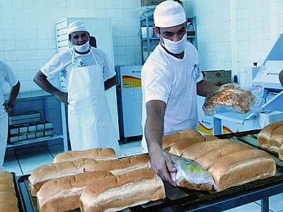 Na penitenciária de Dourados, reeducandos produzem 4 mil pães por dia