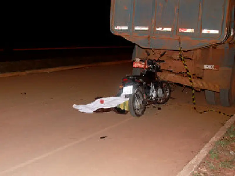 Jovem colide moto em caminhão estacionado e morre em MS