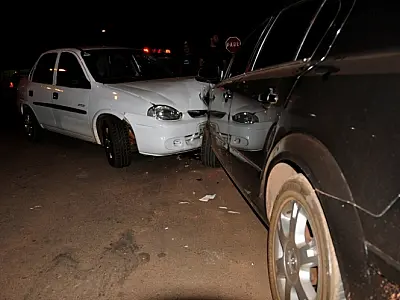 Mulher perde o controle do carro e bate em veículos parados em Nova Andradina