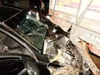 Homem bate carro contra carreta estacionada em Três Lagoas