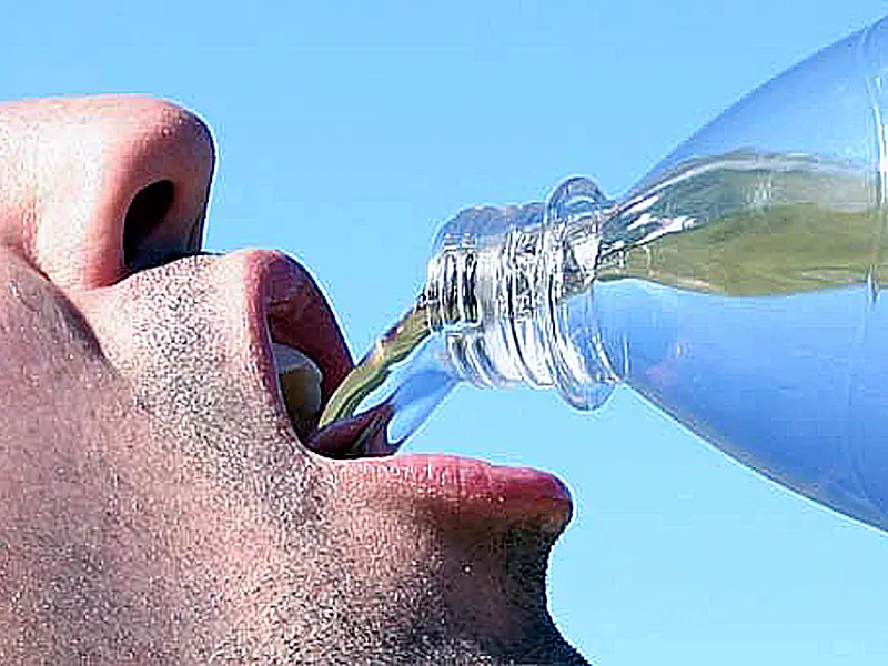Recomendação de beber 2 litros de água por dia é falha, diz estudo