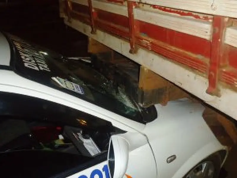 Taxista colide em caminhão estacionado na cidade de Sonora