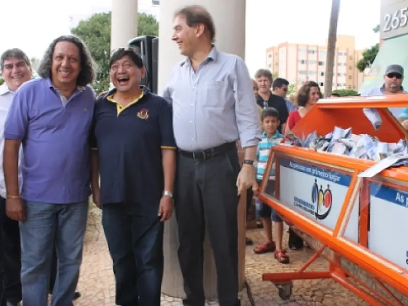 Prefeito entrega prêmios do IPTU e diz que filho do desembargador é funcionário desde 2007