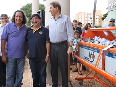 Prefeito entrega prêmios do IPTU e diz que filho do desembargador é funcionário desde 2007