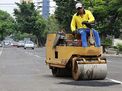 Equipes da prefeitura retomam trabalhos de recuperação asfáltica nesta terça-feira