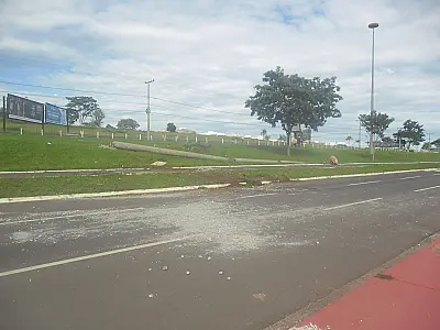 Luiz Henrique perdeu o controle da caminhonete bateu no poste e capotou na Avenida Afonso Pena