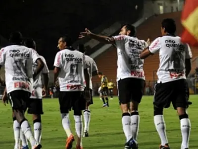 Corinthians faz 6 a 0 no Táchira; Flu consegue gol no fim e melhor campanha
