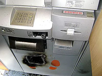 Ladrões rendem vigias e explodem caixa em Naviraí