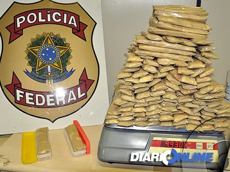 Boliviana é presa com 15 kg de cocaína em escovas de roupas