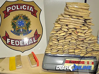 Boliviana é presa com 15 kg de cocaína em escovas de roupas