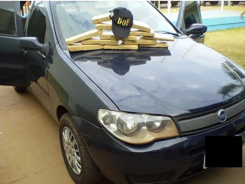 Motorista é preso com 10 kg de maconha no banco do carro